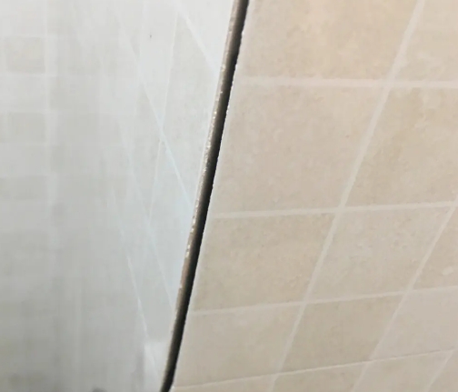 临桂瓷砖空鼓维修公司分享阳台瓷砖脱落的修复过程可以分为以下几个步骤