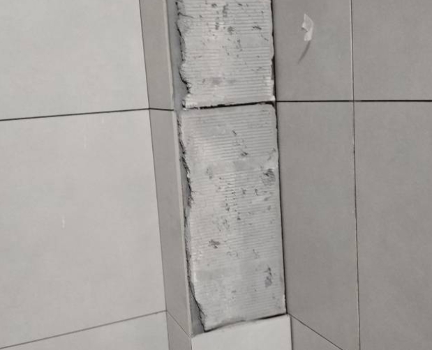 临桂瓷砖空鼓维修公司分享下瓷砖施工前基层浇水润湿程度不足，可能导致以下问题