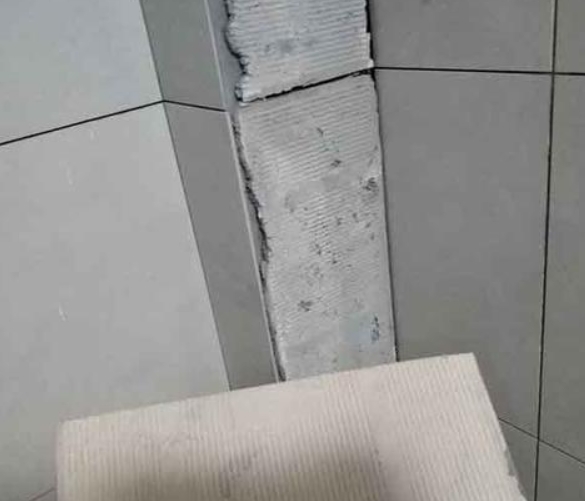 临桂瓷砖空鼓维修公司分享下厨房瓷砖脱落的补救措施。